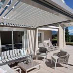 Pergola bioclimatique ou store banne : quelle solution d’ombrage choisir