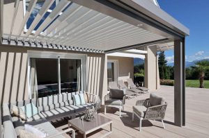 Pergola bioclimatique ou store banne : quelle solution d’ombrage choisir